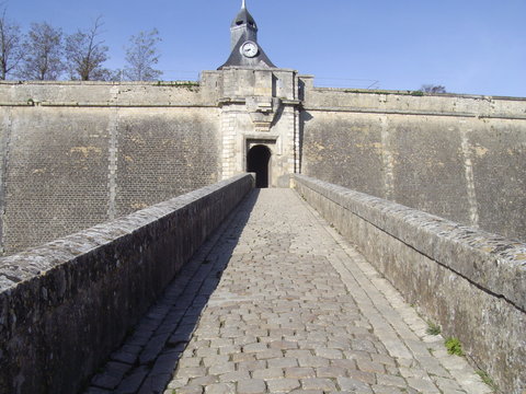 En face de l'entrée de la citadelle
