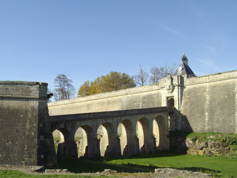 Les arches mènent à l'entrée de la citadelle