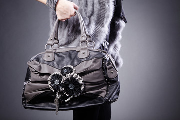 Handtasche in der Hand
