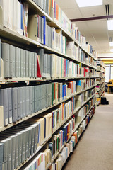 Rijen grijze boeken in de bibliotheek