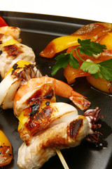 spiedini di pesce con peperoni