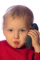 kleiner Junge telefoniert