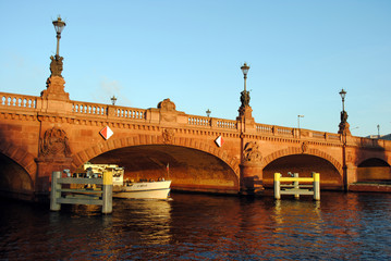 Touristenboot unter Brücke