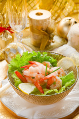 shrimp cocktail on golden table-cocktail di gamberi