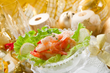 shrimp cocktail on golden table-cocktail di gamberi