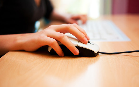 Hand auf der Computermaus