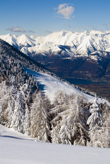 Obraz premium Śnieg krajobraz i jezioro Como
