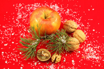 Walnüsse und Apfel II
