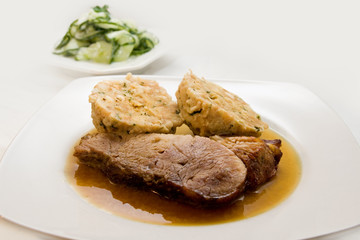 Schweinsbraten mit Knödel und Gurkensalat