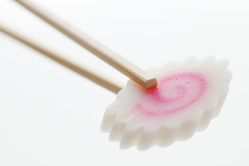 箸で摘んだナルト巻き