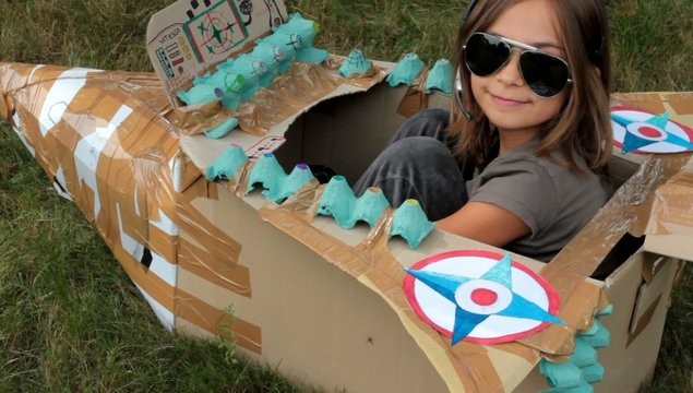 enfant au commande de son avion de chasse