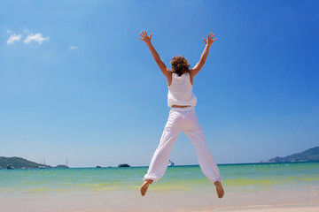 Obraz premium Young woman plays near water