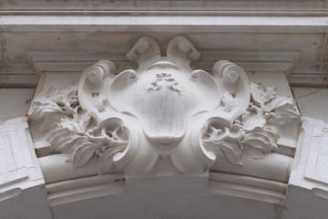 Linteau de porte décoratif d'un immeuble à Paris