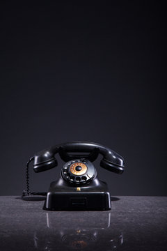 Antikes altes schwarzes Telefon retro Nahaufnahme