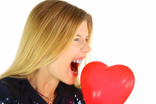 Freche junge Frau mit rotem Herz