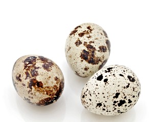 Tres huevos de codorniz