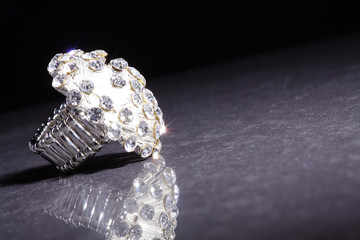 Strass Ring auf Marmor closeup