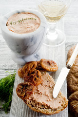 bread with pate and dried figs-pate e fichi