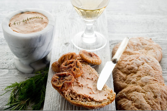 bread with pate and dried figs-pate e fichi