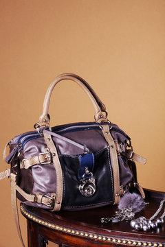 Elegante Handtasche auf Komode