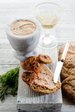 bread with pate and dried figs-pate e fichi