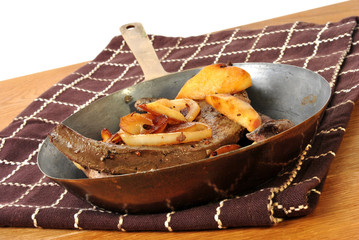 Lammleber mit Zwiebelringen und Apfel