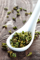 grüne Paprikaflocken auf Löffel