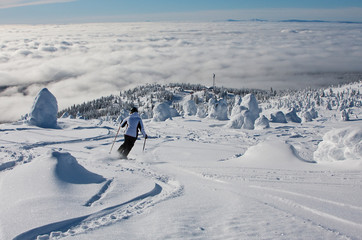 Tiefschneeabfahrt &uuml;ber den Wolken in Big White/Kanada