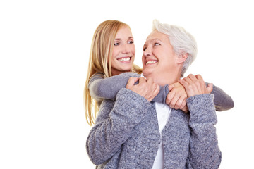 Oma und Enkeltochter schauen sich an