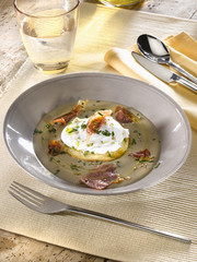 oeuf dans la sauce aux champignons -