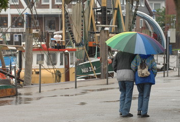 Spaziergang im Regen im Hafen von Neuharlingersiel