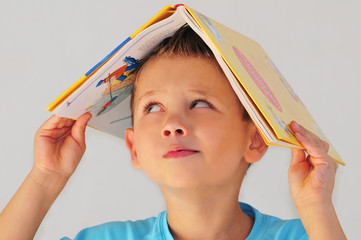 Kind mit Buch