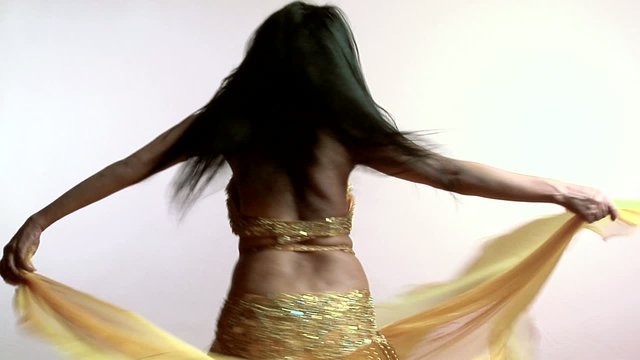 Danzatrice del ventre ruota con il velo