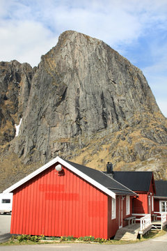 Hamnøy's rorbu  and mountains