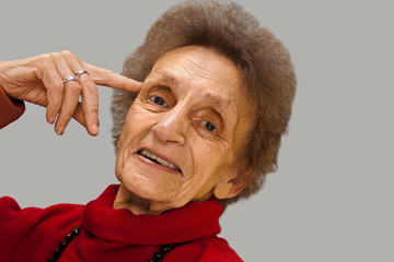 Alte Dame zeigt einen Vogel