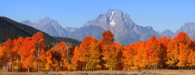 Grand Tetons national mountain range in Autumn time
