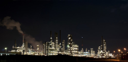 Fototapeta na wymiar Przemysł chemiczny w nocy / / panorama