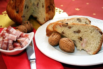 Speck-Walnuss-Gugelhupf