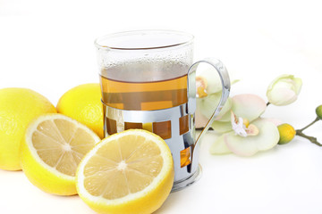 Teeglas mit Zitronen