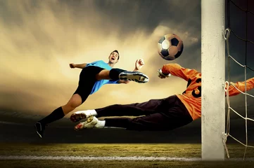 Fotobehang Schieten van voetballer en keeper © Andrii IURLOV