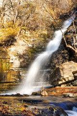 Fototapeta na wymiar Amazing Waterfall jesienią