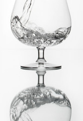 versare acqua nel bicchiere