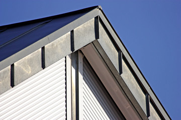 Dach unter blauem Himmel