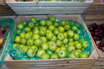 pommes sur l'étalage d'un supermarché (fruits et légumes frais)