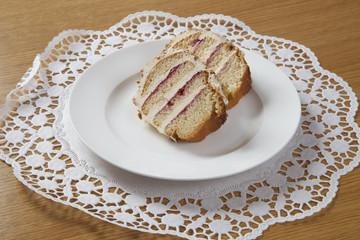 Teller mit Kuchenstücken, Frankfurter Kranz, Buttercremekuchen