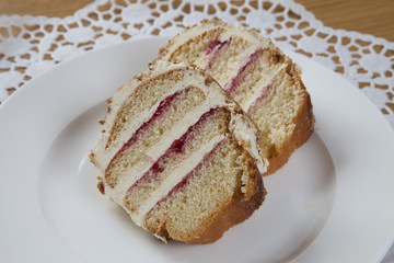 Teller mit Kuchenstücken, Frankfurter Kranz, Buttercremekuchen