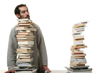uomo mette a confronto due pile di libri