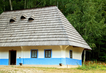 Fototapeta na wymiar Ancient traditional ukrainian rural cottage, Pirogovo, Kiev