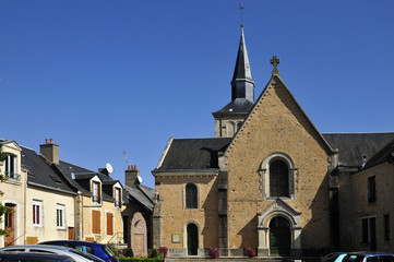 Fototapeta na wymiar Façade de l'église de Loué dans la Sarthe en France