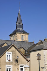 Fototapeta na wymiar Wieża kościoła Pochwała w Sarthe we Francji